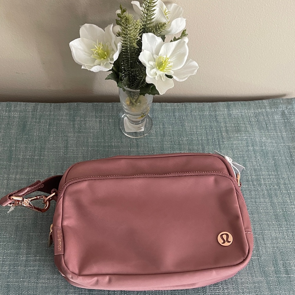 NWT-lululemon athletica mauve-pink crossbody bag with rose gold logo - Picture 3 of 11
